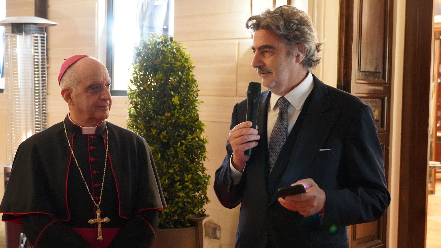 Von links: S.E. Msgr. Rino Fisichella, Pro-Präfekt des Dikasteriums für Evangelisierung und Dr. Francesco Capodiferro, CEO von Battistoni, bei der Präsentation der Kollektion "Battistoni für das Jubiläum 2025".