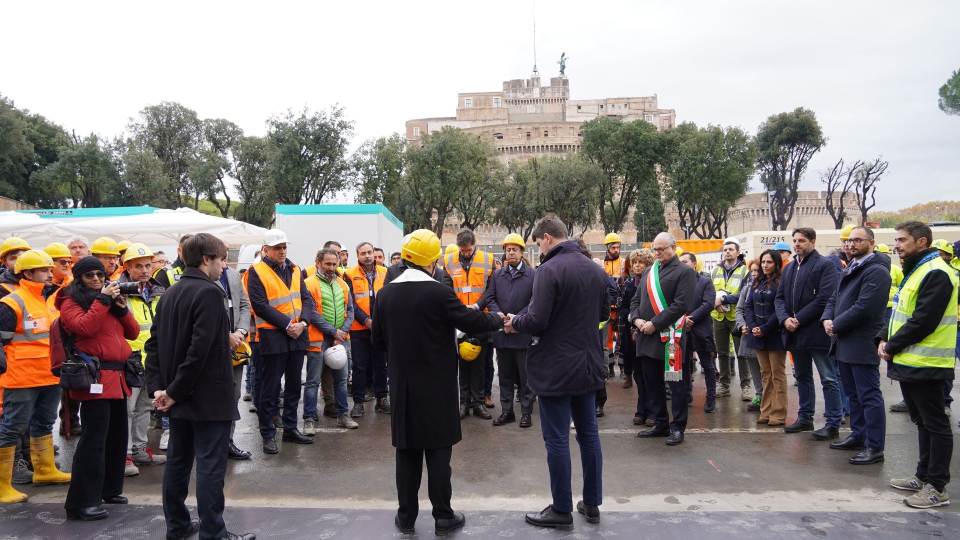 Sur la photo : Son Excellence Monseigneur Rino Fisichella, Pro-Préfet du Dicastère pour l'Évangélisation, bénit les ouvriers du chantier du Jubilé de Piazza Pia