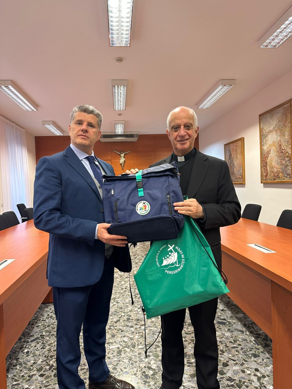 In foto da sinistra: Stefano D’ambrosio, CEO di Stegip4, con S.E. Mons. Rino Fisichella, Pro-Prefetto del Dicastero per l’Evangelizzazione.