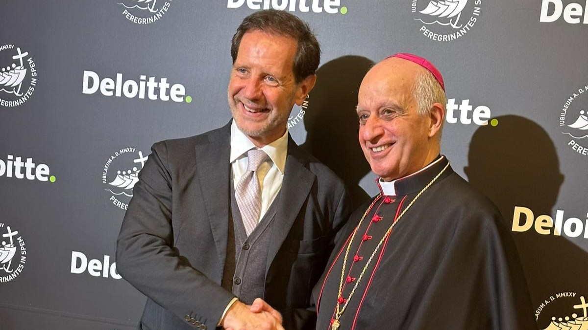 didascalia: S.E. Mons. Fisichella stringe la mano al ceo di Deloitte, Fabio Pompei all'inagurazione della nuova sede a Roma
