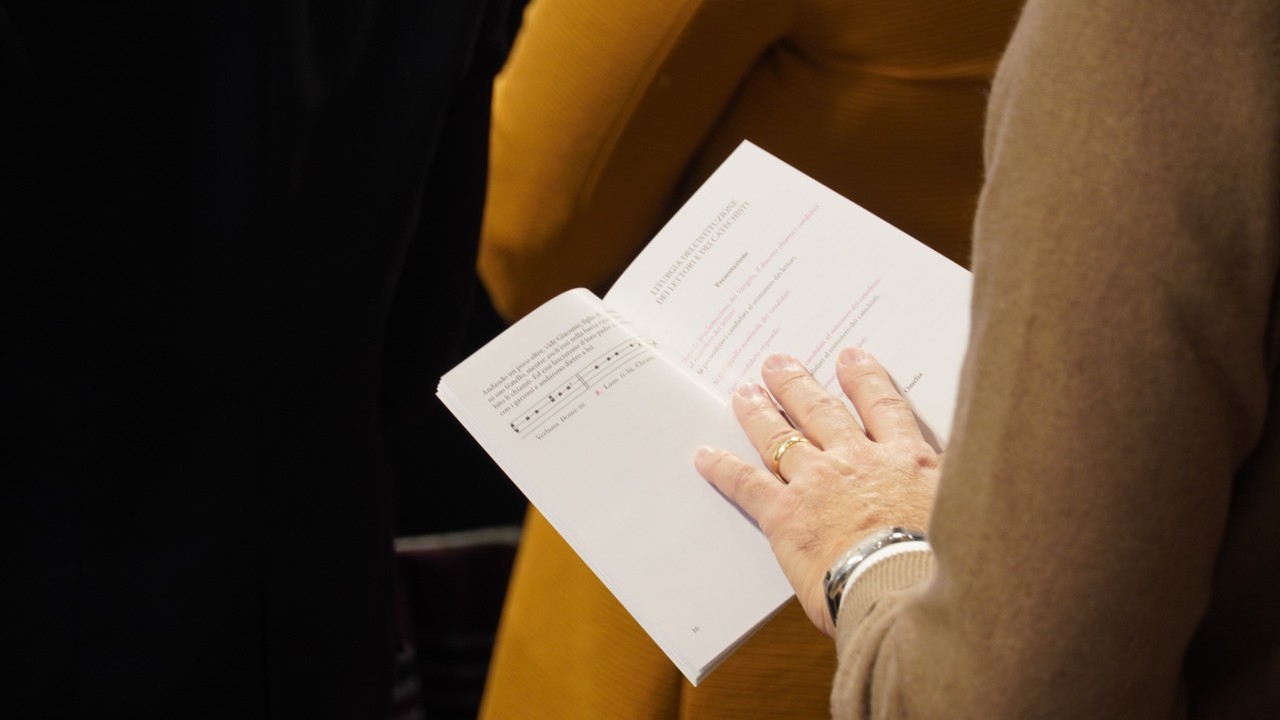 Légende : fidèle en prière