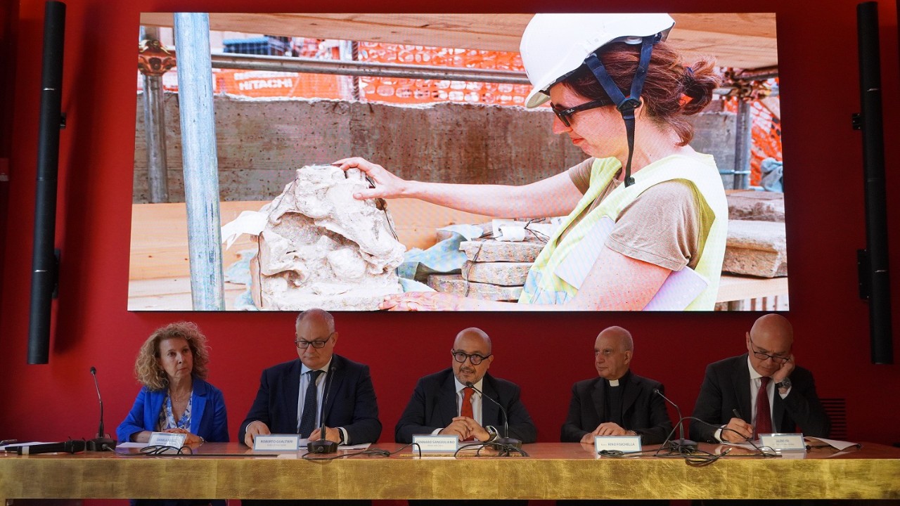 EN LA FOTO: Conferencia de prensa sobre los hallazgos arqueológicos en las obras de Piazza Pia