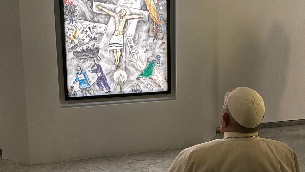 El Papa ante el cuadro de Chagall