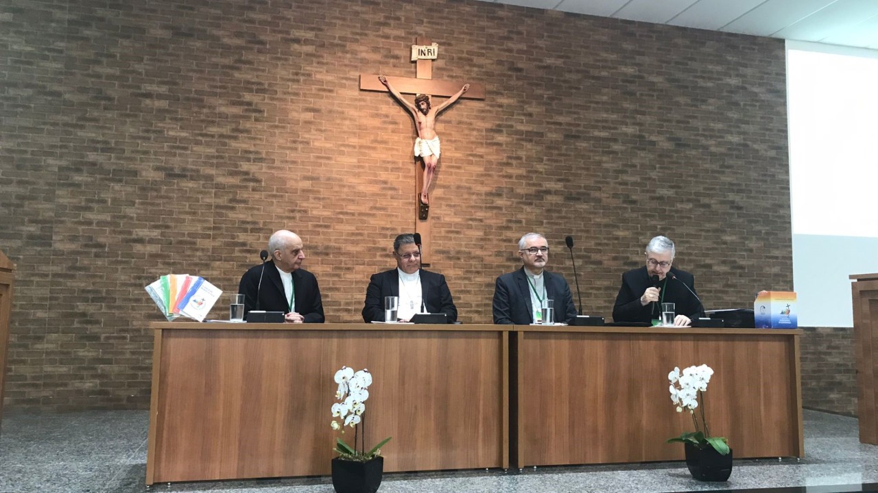 Légende : Sur la photo, Mgr Rino Fisichella et le Cardinal Paulo Cezar Costa lors de la rencontre organisée par la conférence épiscopale brésilienne