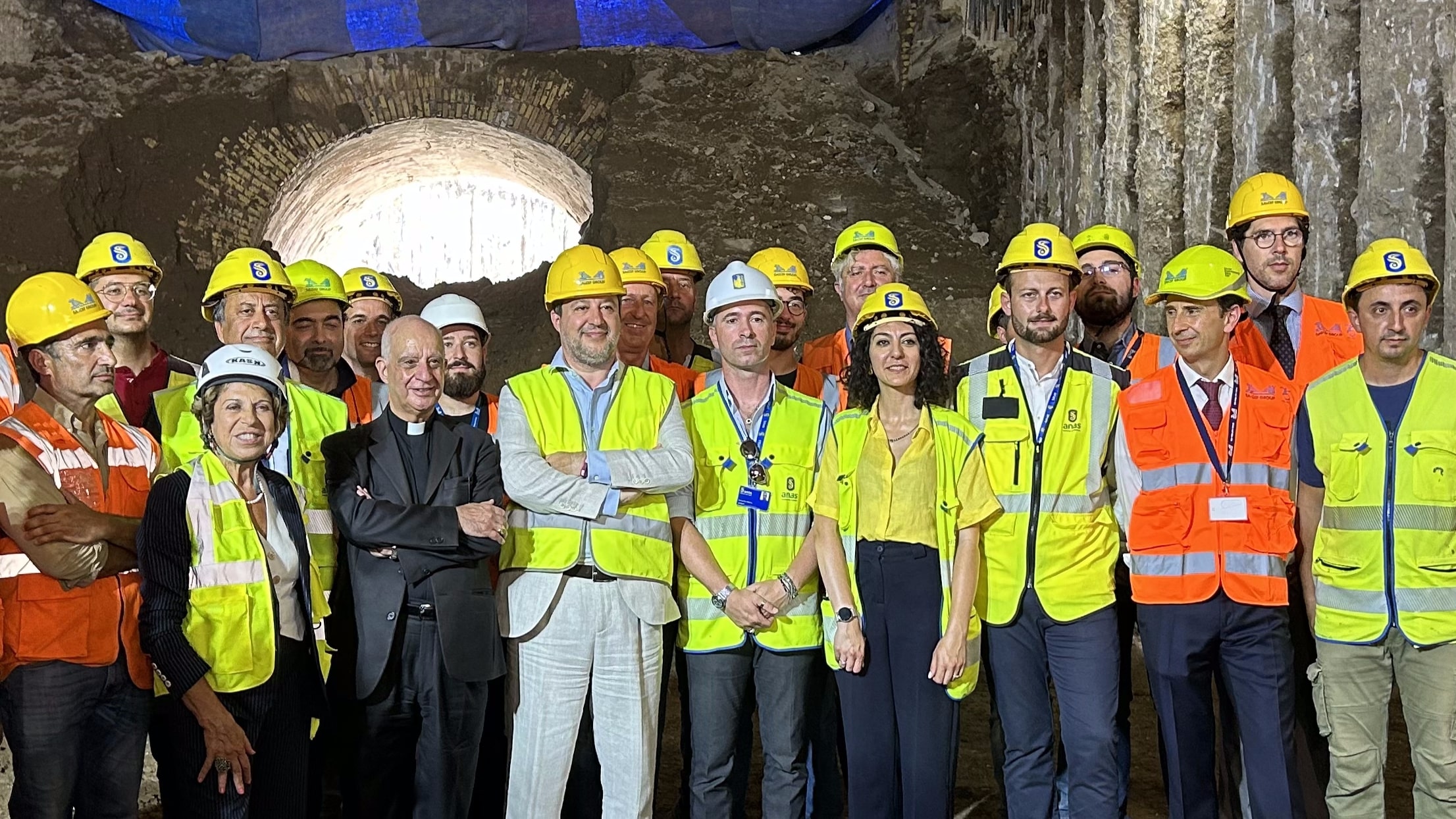 في الصورة: المطران فيسيكيلا مع الوزير سالفيني والعمال أثناء الأعمال داخل نفق ساحة بيا.