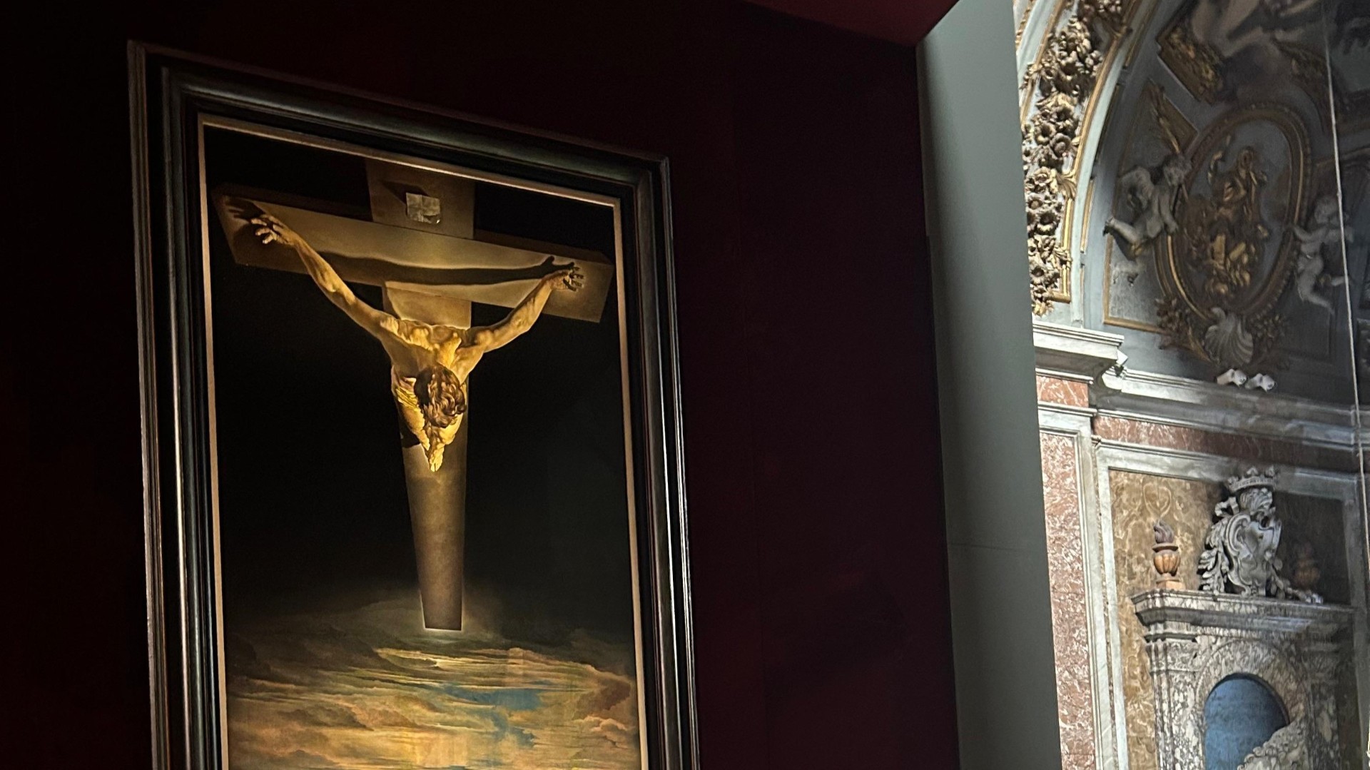 Visitantes en la Muestra «El Cristo de Dalí en Roma»