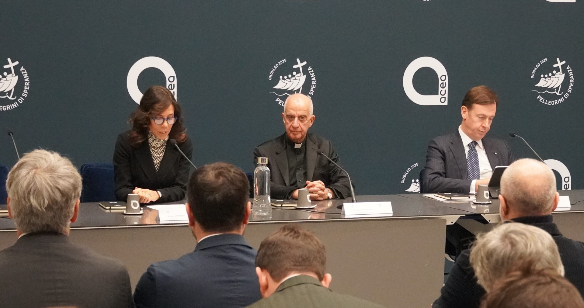 S.E. Mons. Fisichella con la presidenta de Acea, Barbara Marinali