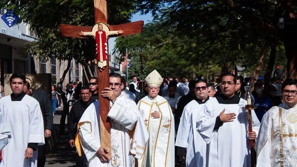 O Cardeal Juan Jesús Posadas Ocampo em peregrinação com os fiéis de Guadalajara