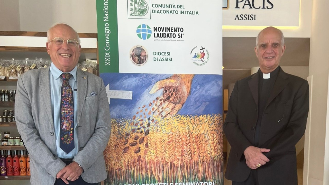 legenda: D. Rino Fisichella, Pró-Prefeito do Dicastério para a Evangelização e Enzo Petrolino, Presidente da ‘Comunità del Diaconato’ em Itália