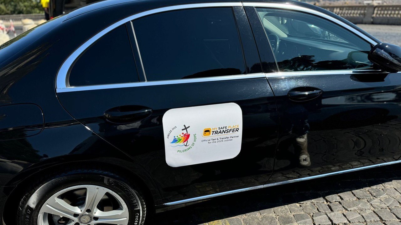 Il Logo di My Safe Transfer Offical Taxi & Transfer Partner del Giubileo sulla portiera di un Taxi