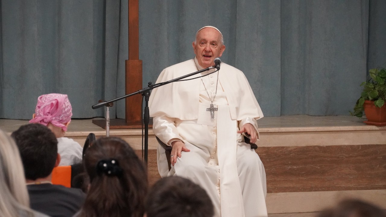 Papa Francesco fa catechismo con i bimbi della parrocchia di San Giovanni Maria Vianney a Roma