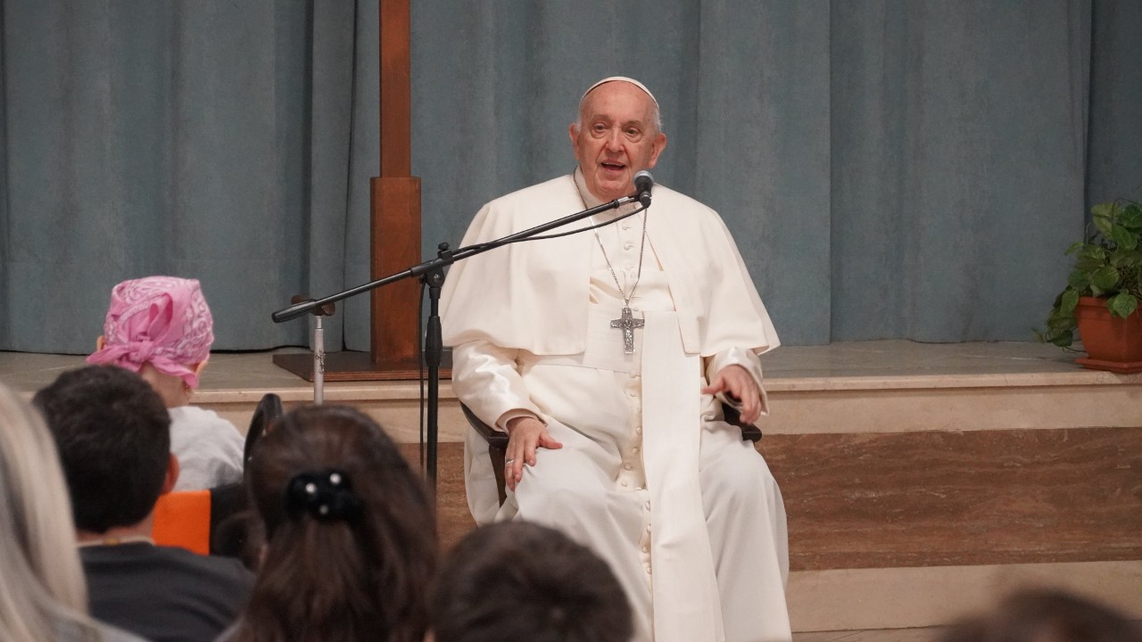 Hier le Pape François avec les enfants de Saint Jean Marie Vianney pour la première catéchèse de “l'École de prière”