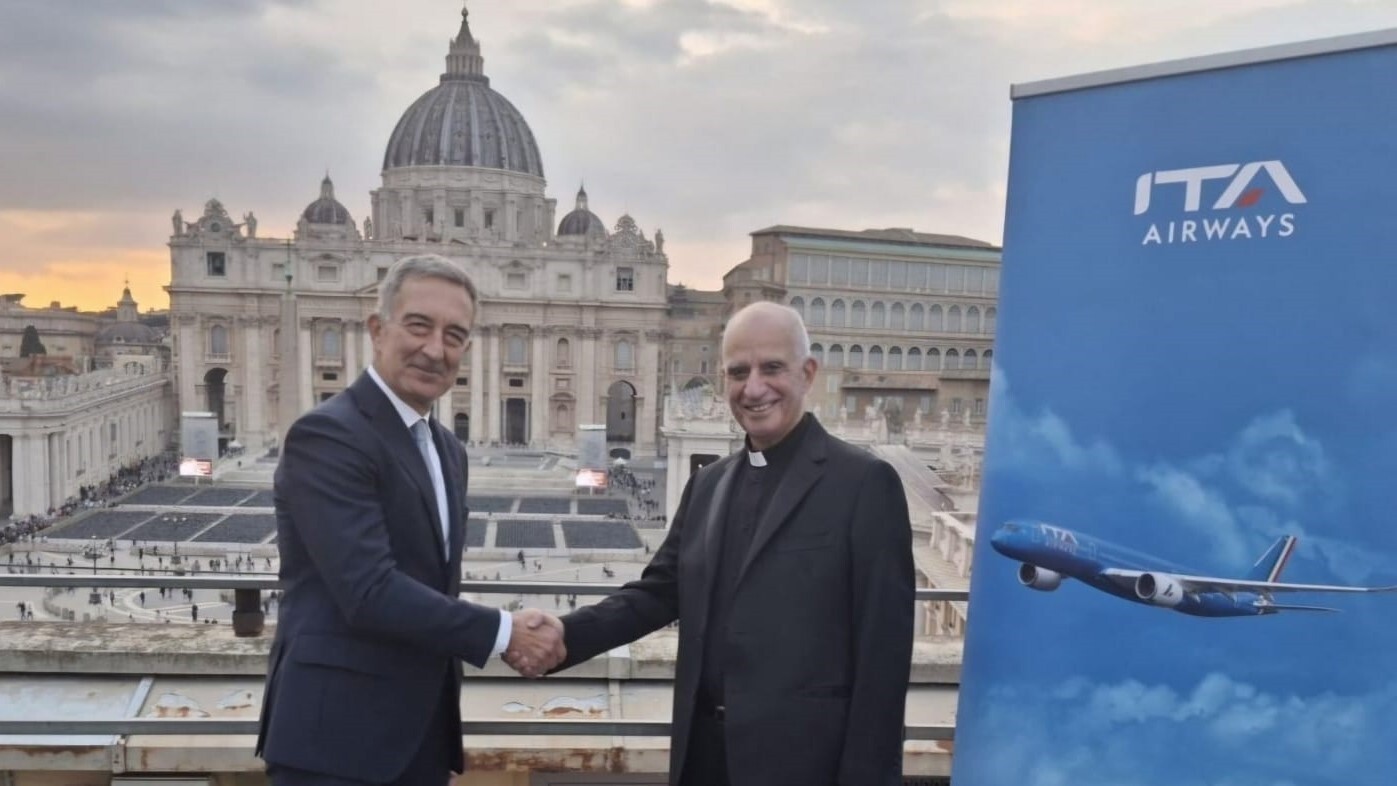 代理部长菲西凯拉总主教和意大利航空总裁安东尼诺·图里基