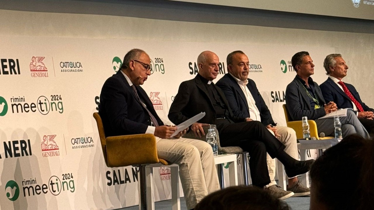 légende : Monseigneur Fisichella intervenant au Meeting de Rimini 2024
