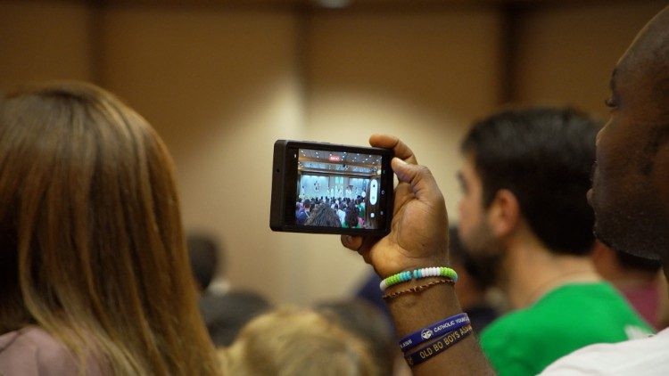 Bildunterschrift: ein katholischer Influencer während des ersten Treffens der digitalen Missionare beim Weltjugendtag in Lissabon 2023