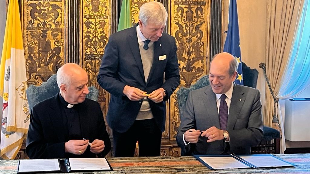 Mons. Rino Fisichella e l’Ambasciatore Riccardo Guariglia firmano il Modus Procedendi