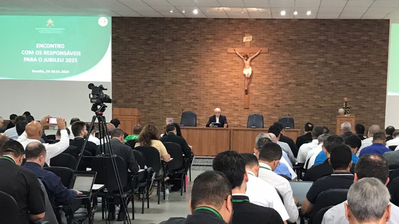 Preparing for “O Jubileo 2025”, more than 300 representatives of the Brazilian dioceses gathered in Brasilia for a national meeting with Archbishop Fisichella