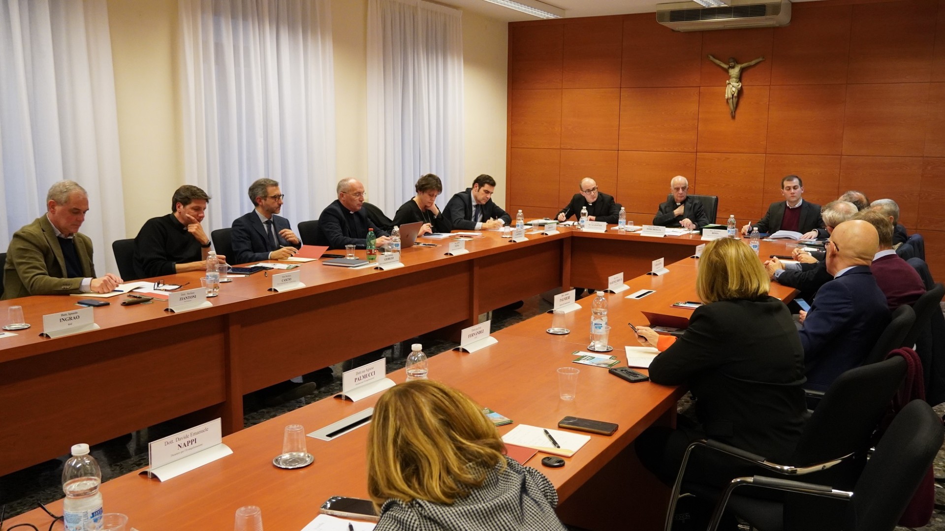 Bildunterschrift: Vertreter der Unterkommissionen im Gespräch mit Msgr. Fisichella