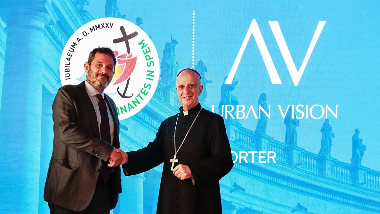 El CEO de Urban Vision Gianluca De Marchi con Mons. Fisichella