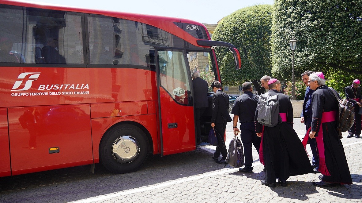 主教们登上国家铁路公司的公交车