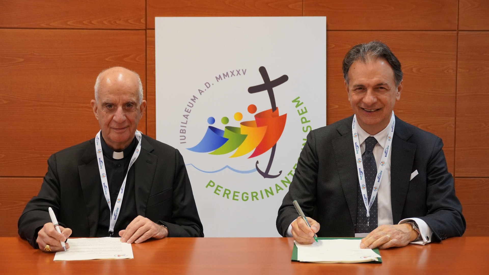 Ks. Abp Fisichella ze Stefano Bolisem z banku BPM, odpowiedzialnym za Relacje Instytucjonalne oraz za współpracę z Trzecim Sektorem.