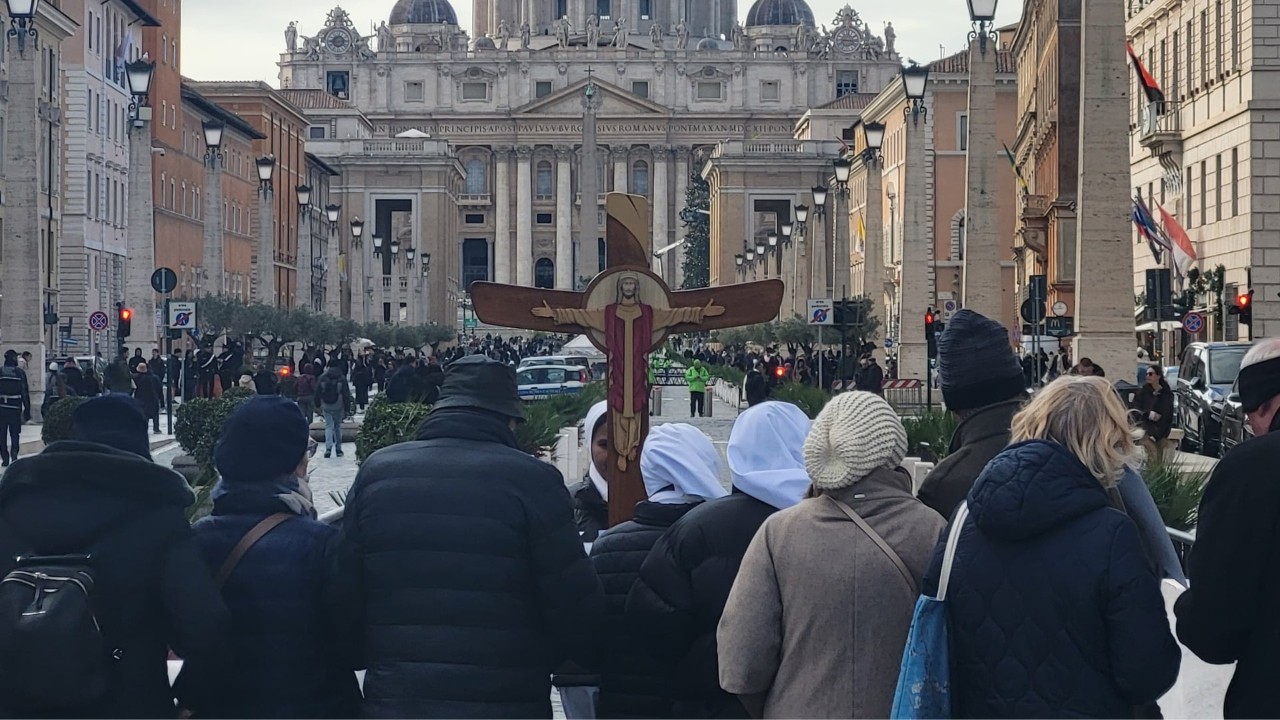 pellegrini in cammino verso la Basilica di San Pietro