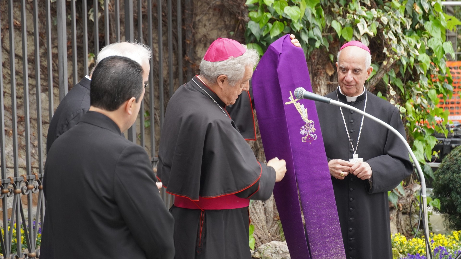 Ks. Bp Giovanni Nerbini wręcza stułę Ks. Abp. Fisichelli