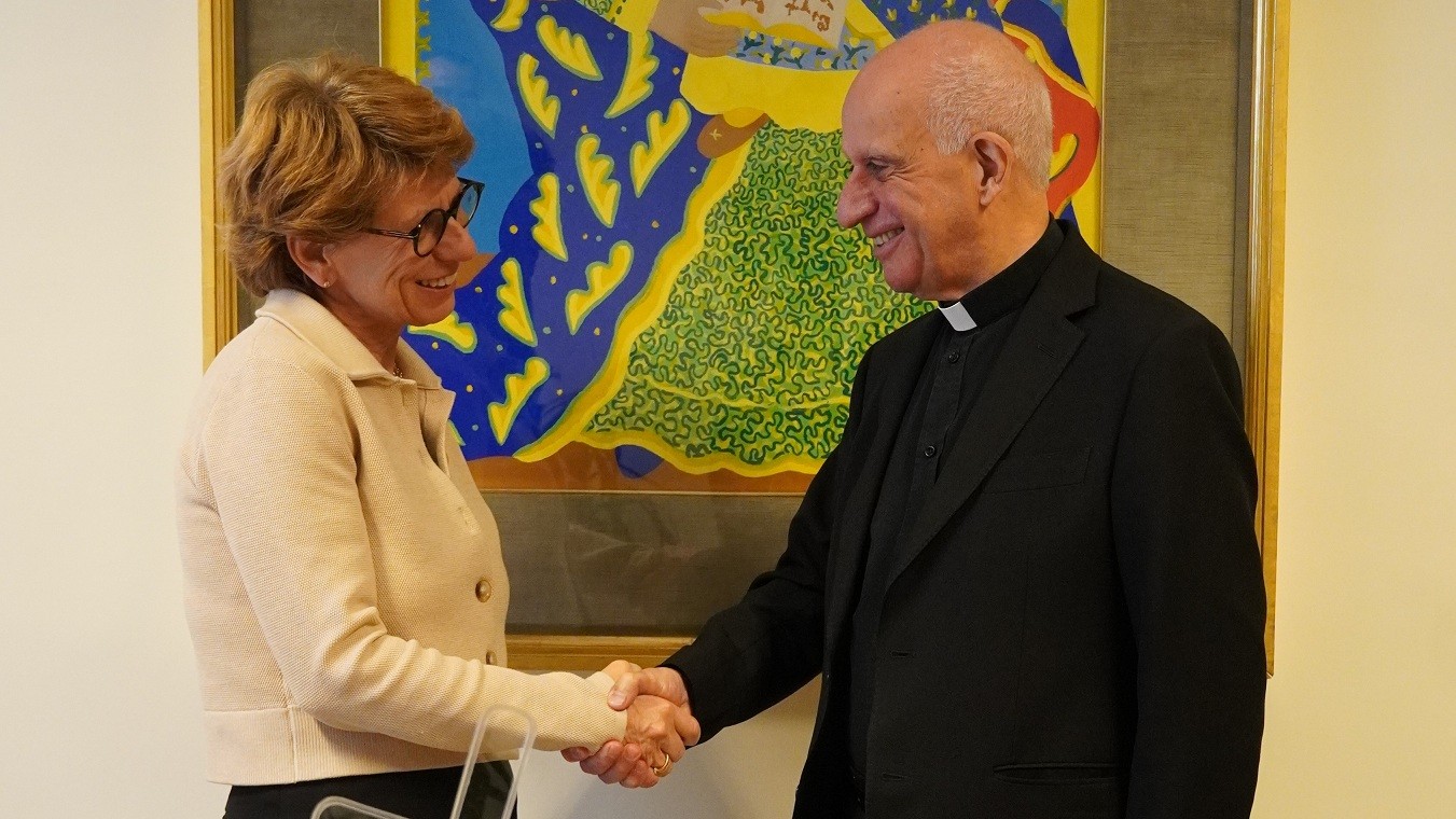 في الصورة: صاحب السيادة المطران رينو فيسيكيلا وكيارا فيوليني، رئيسة مجموعة جي آي (Gi Group)