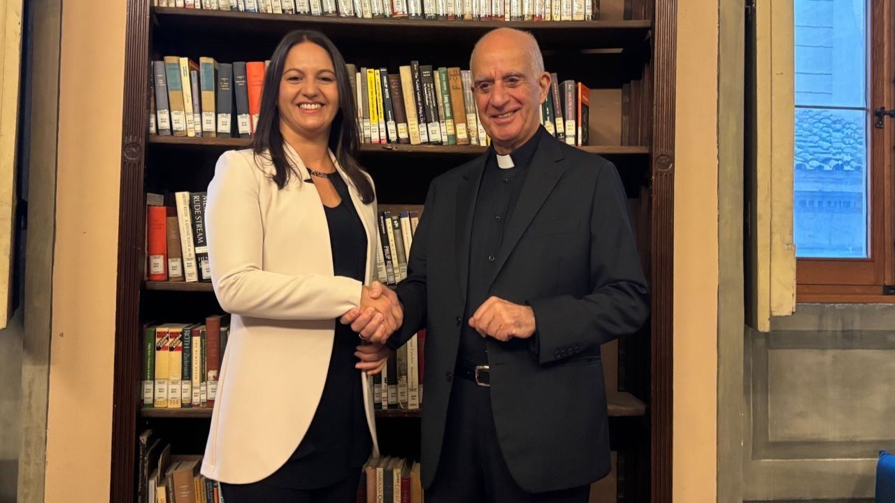 S.E. Mons. Fisichella con Valentina Reino de Airbnb