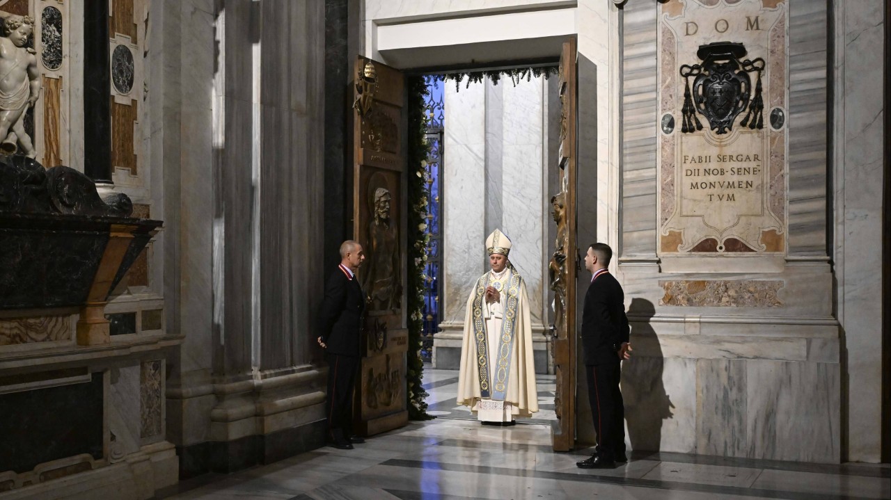 S. Em., o Card. Rolandas Makrickas, atravessa a Porta Santa de Santa Maria Maior