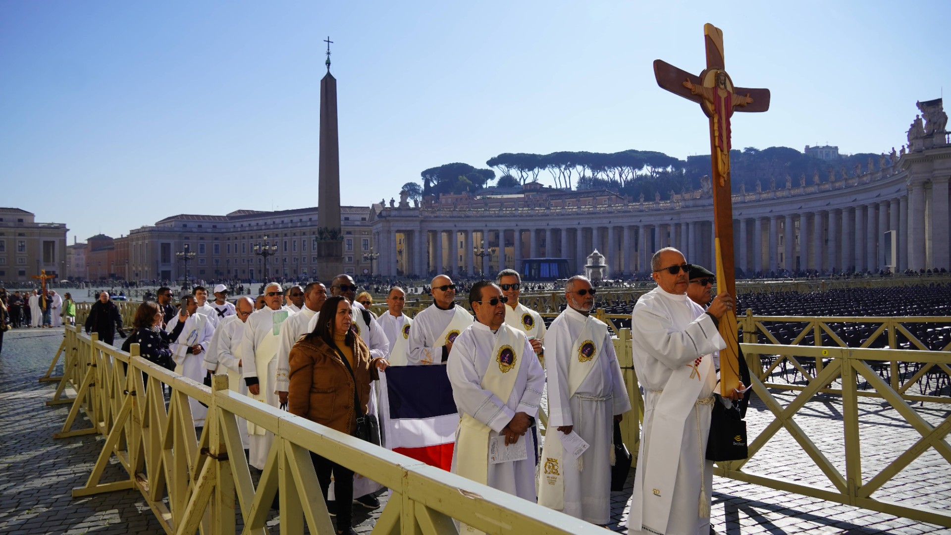 执事前往圣门朝圣