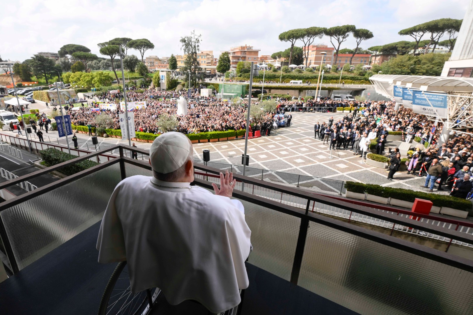 Papa Francesco affacciato al Policlinico Gemelli di Roma