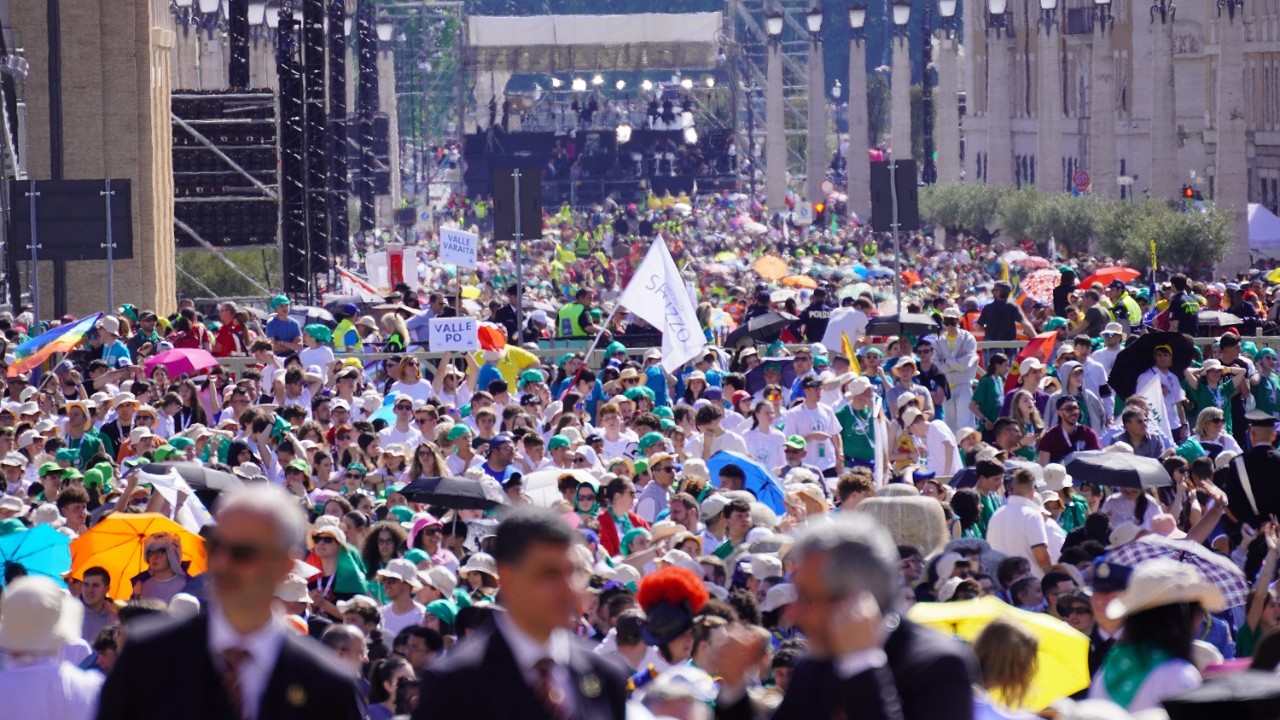 Parolin ai 200mila adolescenti in piazza San Pietro: «A voi l’abbraccio della Chiesa e l’affetto di Papa Francesco»