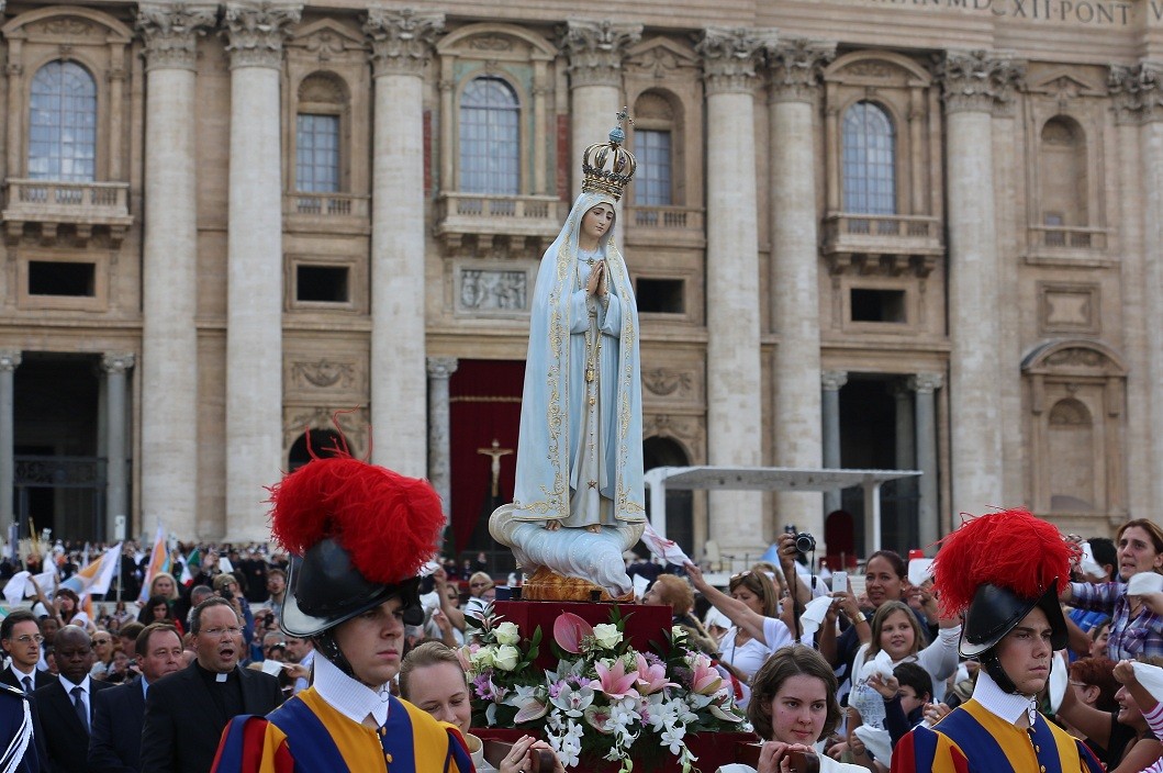Procissão mariana na Praça de S. Pedro