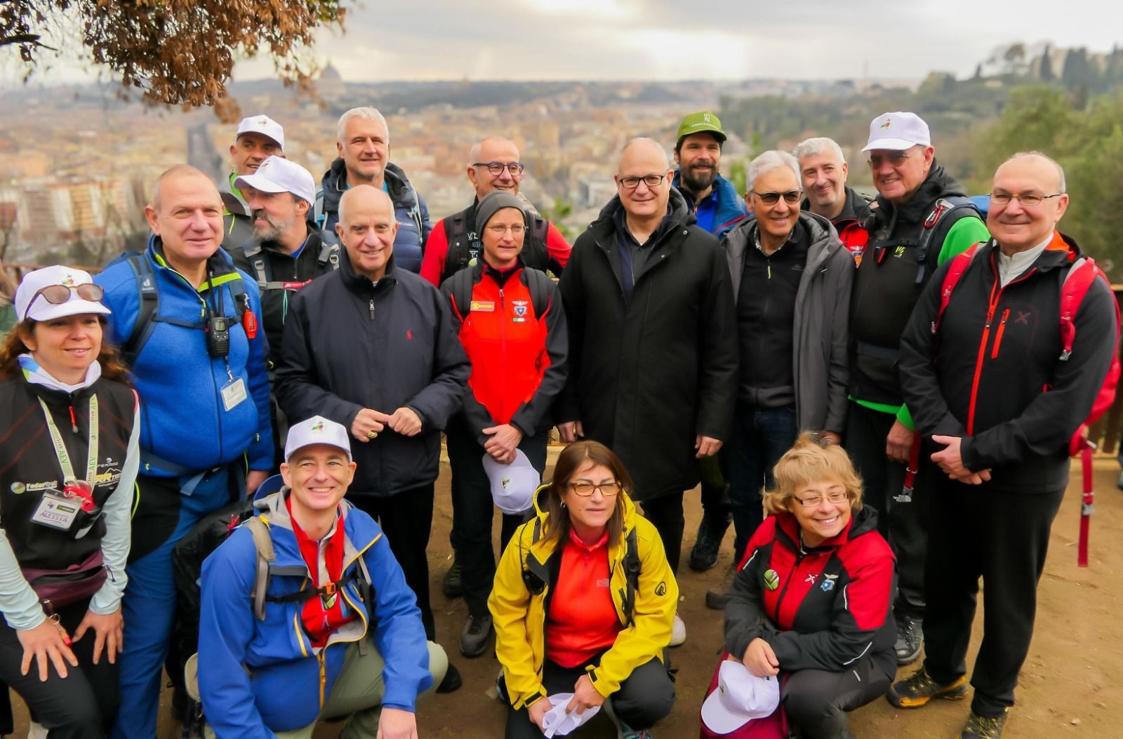 Foto di gruppo dei camminatori insieme al sindaco di Roma e a Mons. Fisichella