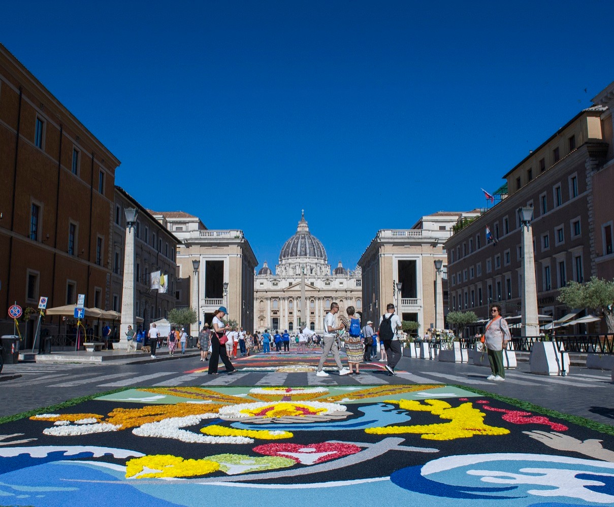 Migliaia di volontari delle Pro Loco e infioratori colorano Piazza San Pietro e via della Conciliazione Grande successo per il Giubileo delle Pro Loco e per l’Infiorata