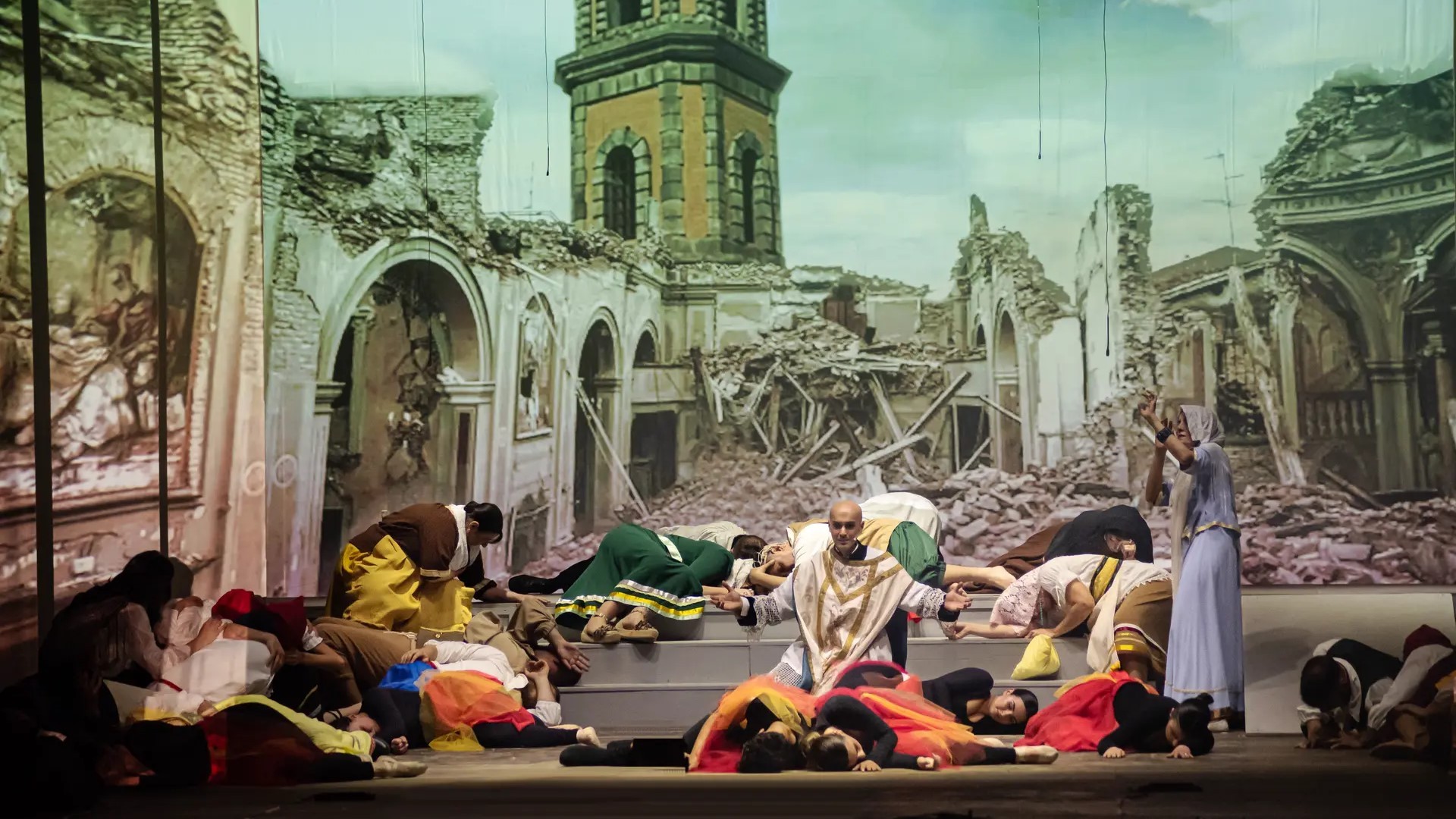 Immagine dallo spettacolo “Don Vincenzo Roma, lu prevete faticatore”